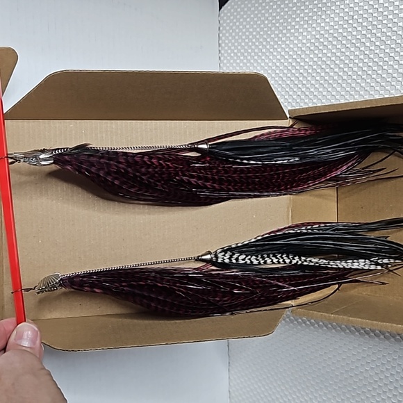 NATURAL VARIANT GRIZZLY ROOSTER FEATHER EARRING 11-14INCH RED-WHITE-BLACK - Picture 5 of 8